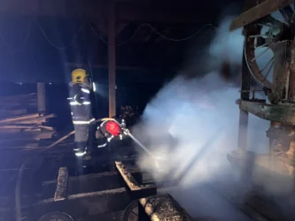 Bombeiros apagando incêndio