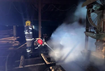 Bombeiros apagando incêndio