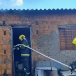 Bombeiros evitam que incêndio em kitnet se alastre para imóveis vizinhos em Primavera do Leste