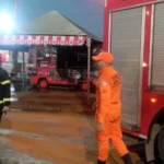 Bombeiros combatem incêndio em trailer próximo ao Terminal André Maggi em Várzea Grande