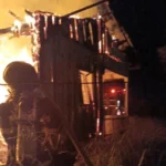 Incêndio em Juína: Bombeiros combatem chamas em residência e evitam que fogo atinja vizinhos