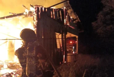 Incêndio residencial em Juína é controlado pelos bombeiros