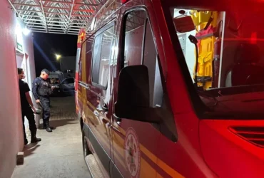 Foto dos Bombeiros de Mato Grosso se preparando para sair com a ambulância