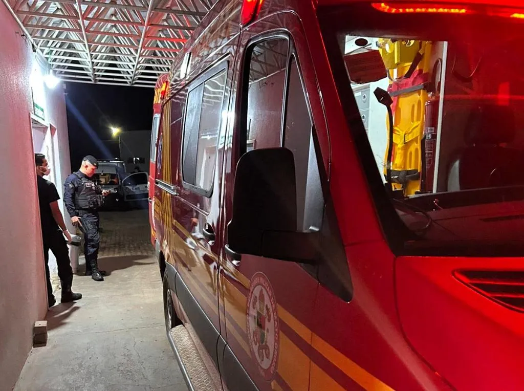 Foto dos Bombeiros de Mato Grosso se preparando para sair com a ambulância