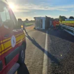 MT-240: Bombeiros limpam pista após tombamento de carreta em rodovia de Mato Grosso