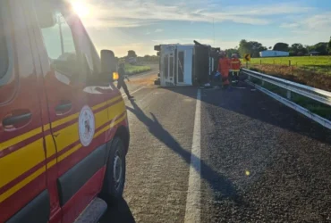 Acidente MT-240: Bombeiros limpam pista após tombamento de carreta