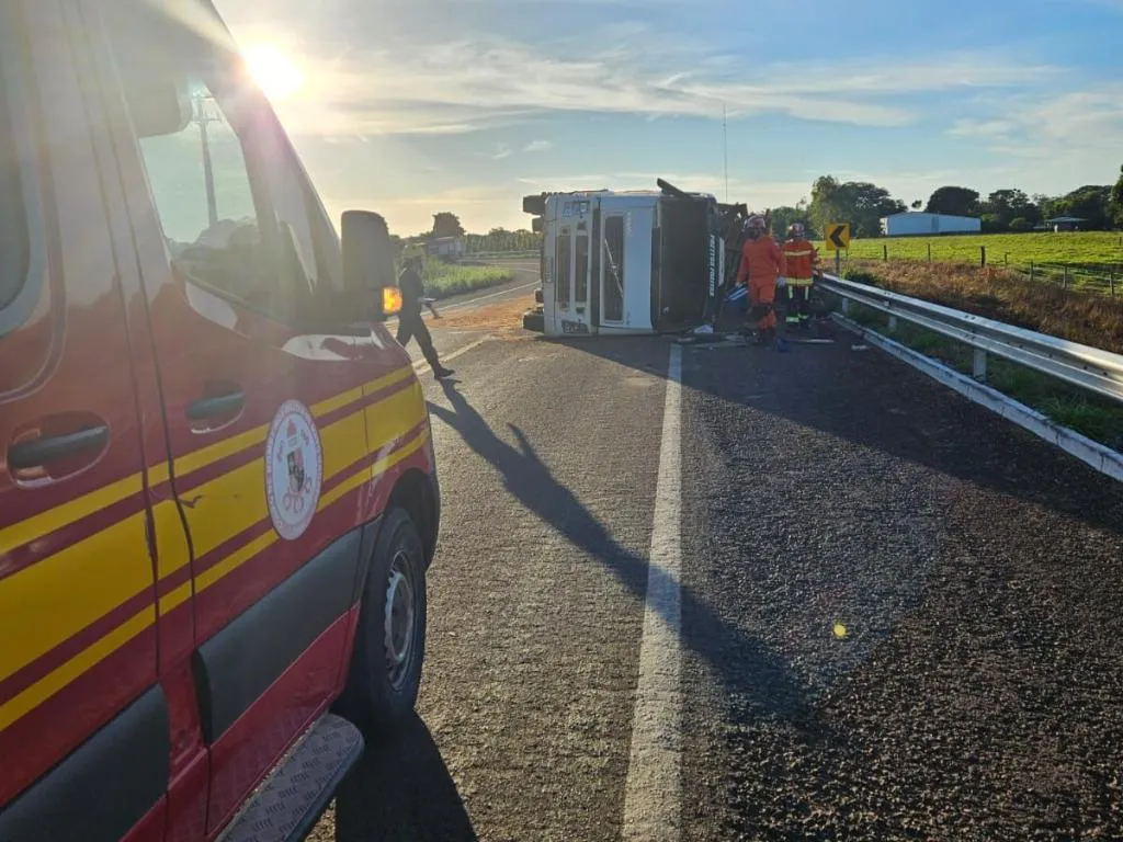 Acidente MT-240: Bombeiros limpam pista após tombamento de carreta
