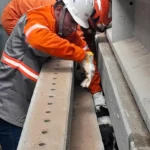 Bombeiros utilizam maquinário pesado para resgatar cão preso em postes de concreto em Sinop