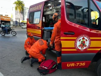 Bombeiros em ambulância