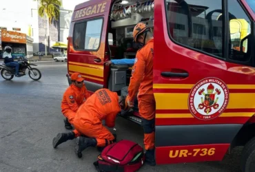 Bombeiros em ambulância