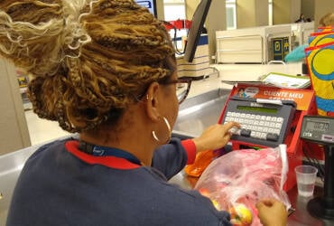 Emprego com carteira cresce e rendimento dos trabalhadores bate recorde no 1º trimestre, aponta IBGE