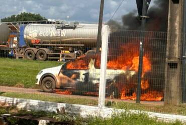 Incêndio destrói picape no setor industrial de Lucas do Rio Verde