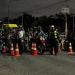 Lei Seca foca em motocicletas na Avenida Fernando Corrêa e apreende veículos por irregularidades