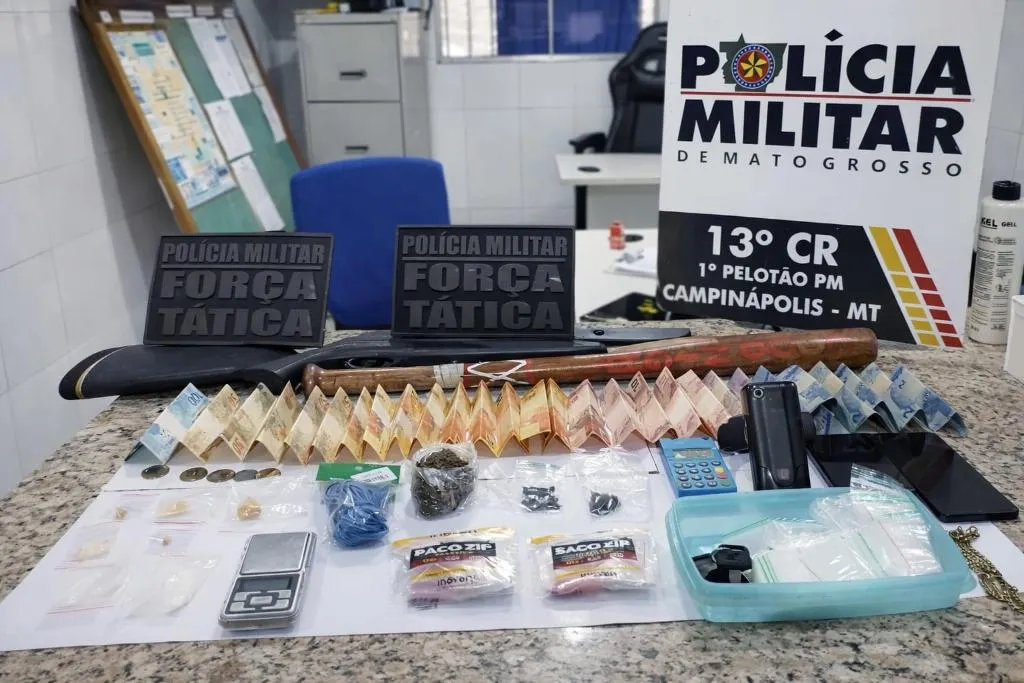 Objetos apreendidos com traficante foragido preso em Campinápolis