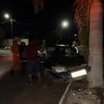 Mulher fica ferida após carro colidir contra árvore em avenida de Lucas do Rio Verde