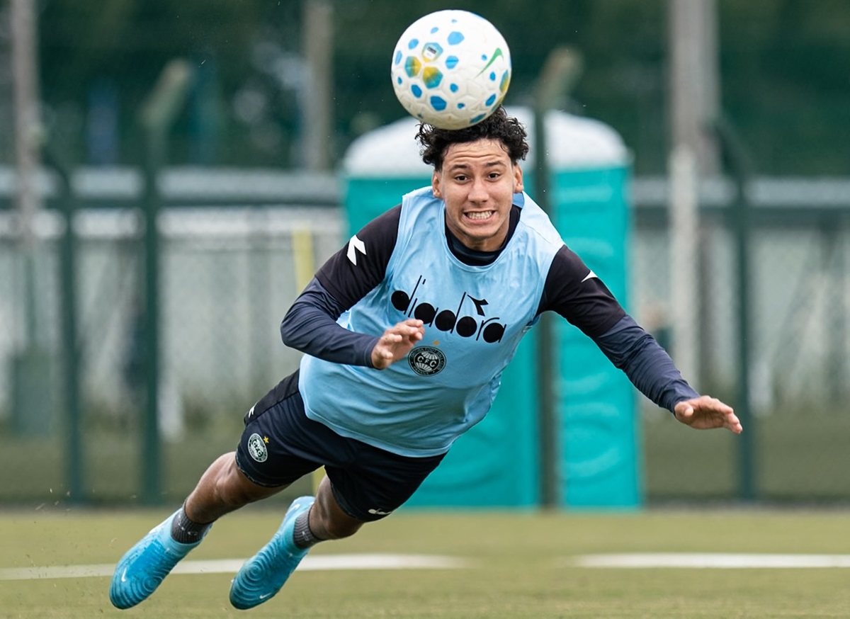 Botafogo x Coritiba: onde assistir ao vivo, escalações e tudo sobre o duelo no Nilton Santos. Imagem: JP Pacheco/Coritiba