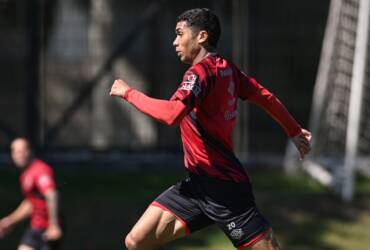 Athletico Paranaense x Chapecoense: onde assistir ao vivo, escalações e tudo sobre o duelo do Brasileirão. Imagem: Luis Miguel Ferreira/Athletico.com.br