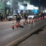 Operação Lei Seca prende oito pessoas e remove 55 veículos durante blitz em Cuiabá