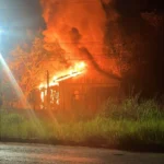 Homem incendeia casa da própria mãe e acaba preso pela Polícia Militar em Juína