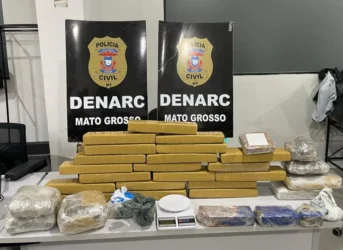 Foto de entorpecentes e equipamentos utilizados no tráfico apreendidos pela denarc