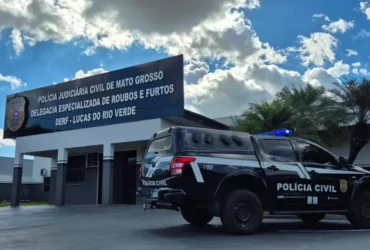 Foto da frente da DERF de Lucas do Rio Verde com viatura estacionada