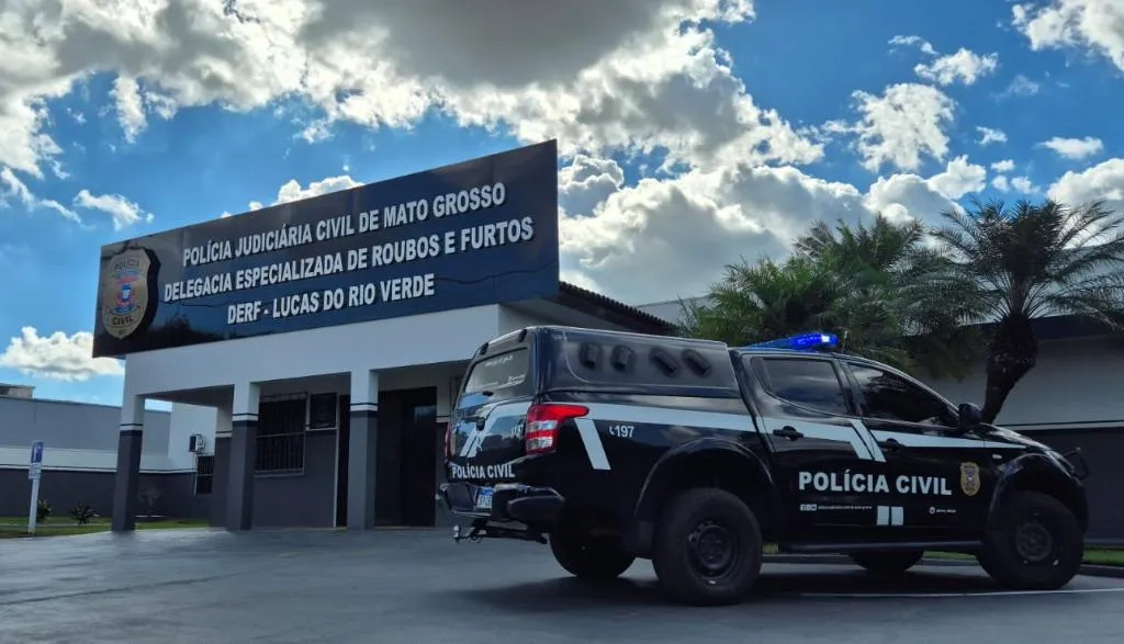 Foto da frente da DERF de Lucas do Rio Verde com viatura estacionada