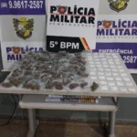 Suspeito “deita” em moto para fugir da PM e é preso com mais de 150 porções de drogas em Tesouro