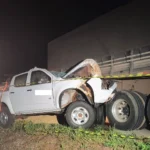 Motorista morre preso às ferragens após colisão com carreta na Serra de São Vicente