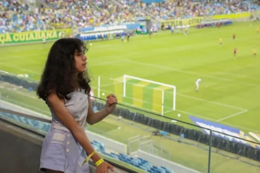 Menina assistindo jogo de futebol