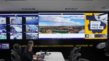 Sede de vigilância do Vigia Mais MT, a imagem mostra diversas telas com câmeras de monitoramento