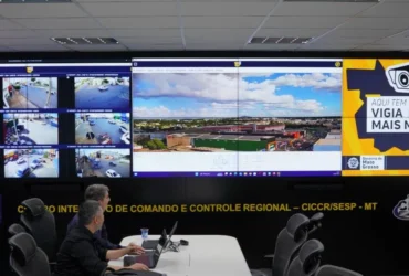 Sede de vigilância do Vigia Mais MT, a imagem mostra diversas telas com câmeras de monitoramento