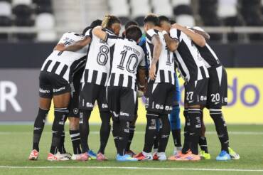 Botafogo x Coritiba: onde assistir ao vivo, escalações e tudo sobre o duelo no Nilton Santos. Imagem: Vitor Silva/BFR