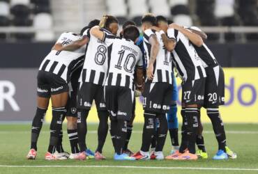 Botafogo x Coritiba: onde assistir ao vivo, escalações e tudo sobre o duelo no Nilton Santos. Imagem: Vitor Silva/BFR