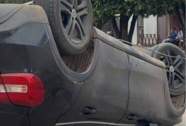 Capotamento é registrado no bairro Cidade Nova e motorista escapa ilesa em Lucas do Rio Verde