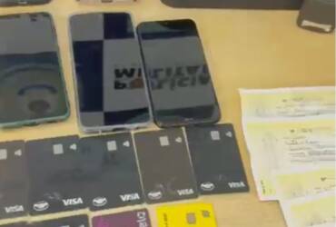 Grupo utilizava cartões diversos e sistema com QR Code para retirar dinheiro; mandante conseguiu fugir e é procurada pela polícia
