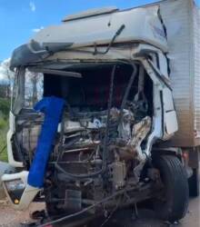 Colisão entre carretas deixa vítimas presas às ferragens na BR-163 em Sorriso