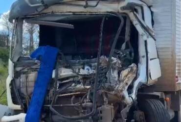 Colisão entre carretas deixa vítimas presas às ferragens na BR-163 em Sorriso