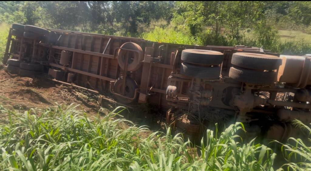 Carreta com mais de 5 mil frangos tomba na BR-163 em Lucas do Rio Verde