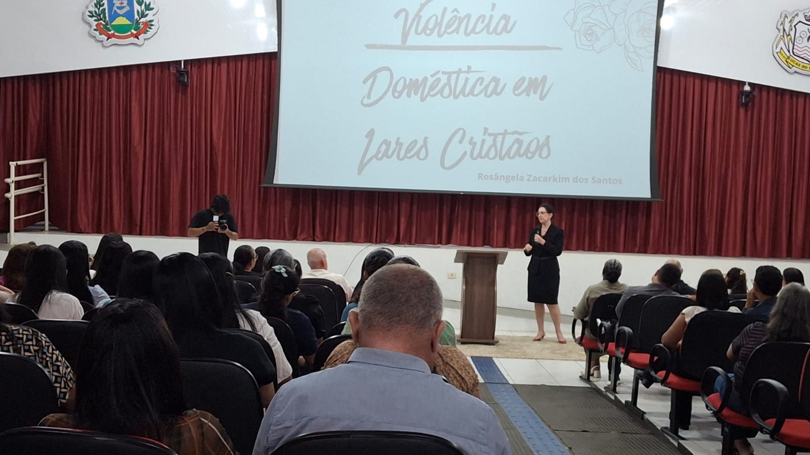 Evento debate violência doméstica e destaca papel das igrejas no acolhimento às vítimas