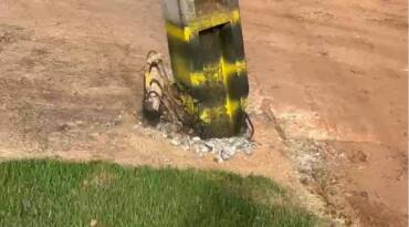 Poste danificado e buracos em via preocupam trabalhadores no bairro Bandeirantes em Lucas do Rio Verde