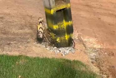 Poste danificado e buracos em via preocupam trabalhadores no bairro Bandeirantes em Lucas do Rio Verde