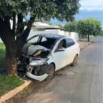 Motorista perde controle, bate em árvore e carro pega fogo em bairro de Lucas do Rio Verde