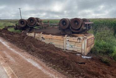 Carreta tomba e derrama carga de calcário na BR-163 em Sorriso