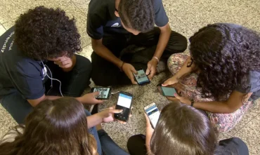 Grécia anuncia proibição de redes sociais para menores de 15 anos