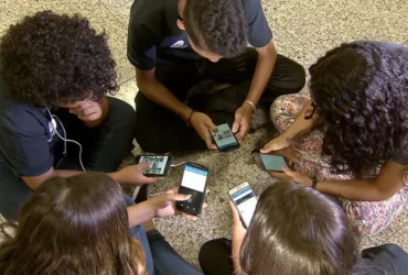 Grécia anuncia proibição de redes sociais para menores de 15 anos