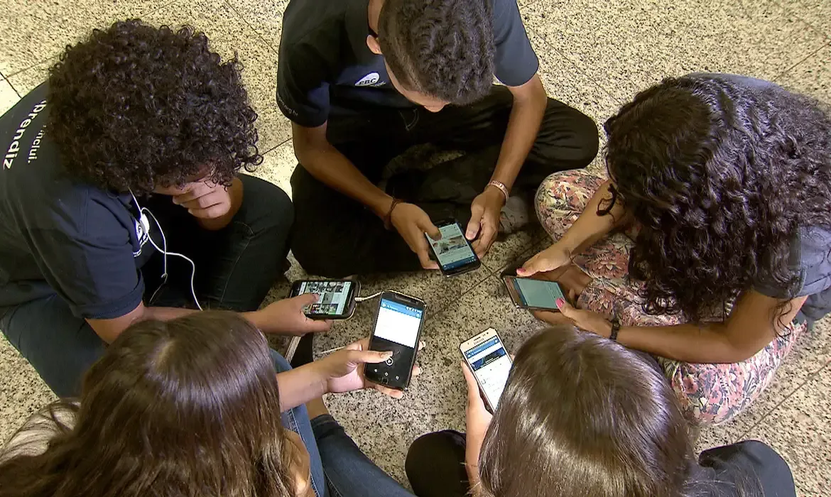 Grécia anuncia proibição de redes sociais para menores de 15 anos