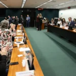 CCJ aprova PECs que alteram jornada de trabalho e avançam contra escala 6×1