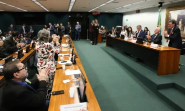CCJ aprova PECs que alteram jornada de trabalho e avançam contra escala 6x1
