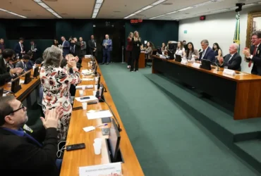 CCJ aprova PECs que alteram jornada de trabalho e avançam contra escala 6x1
