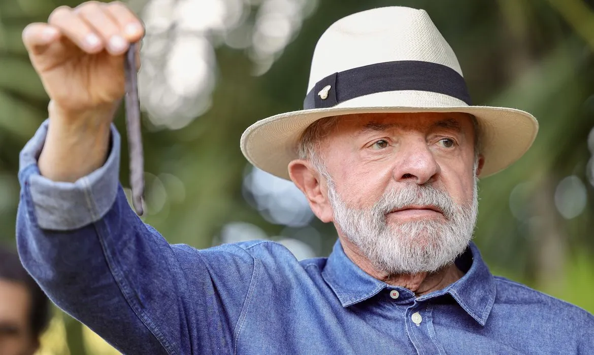 Lula vai a São Paulo para procedimentos médicos no couro cabeludo e punho